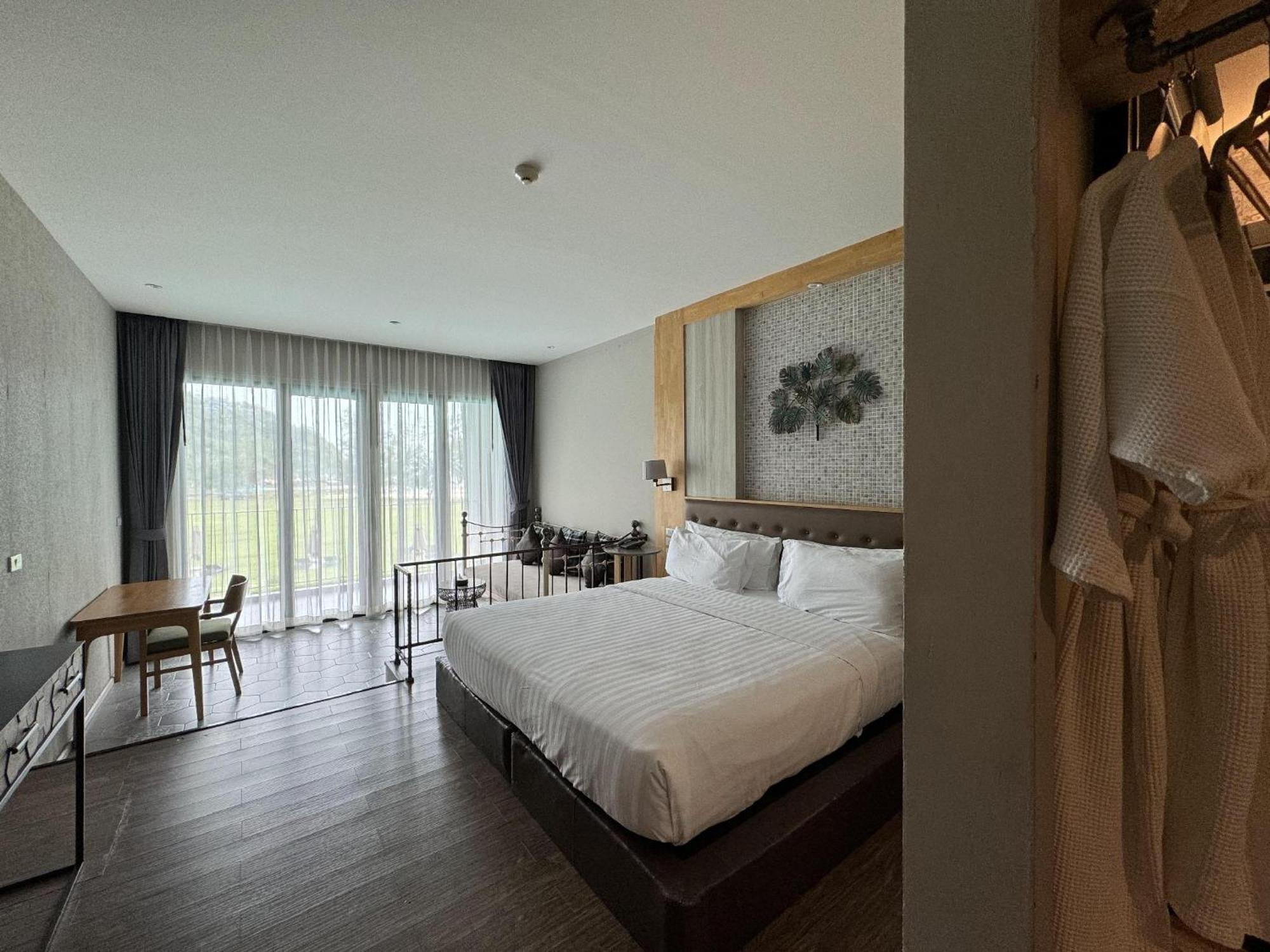 La Isla Pranburi Beach Resort Sam Roi Yot Exterior photo