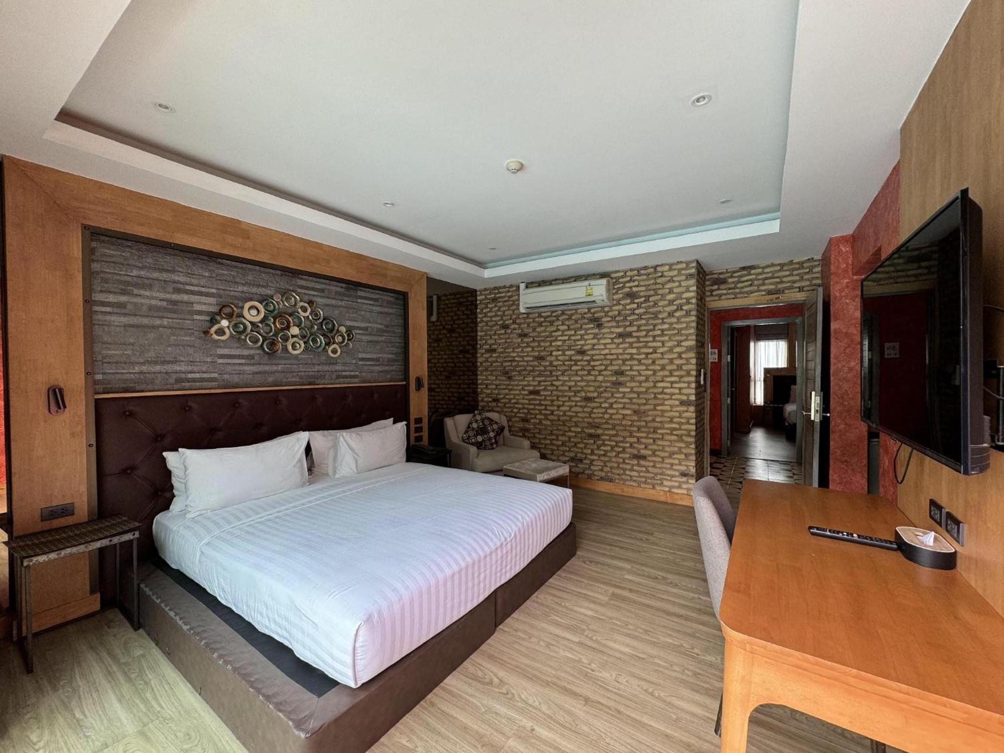 La Isla Pranburi Beach Resort Sam Roi Yot Exterior photo