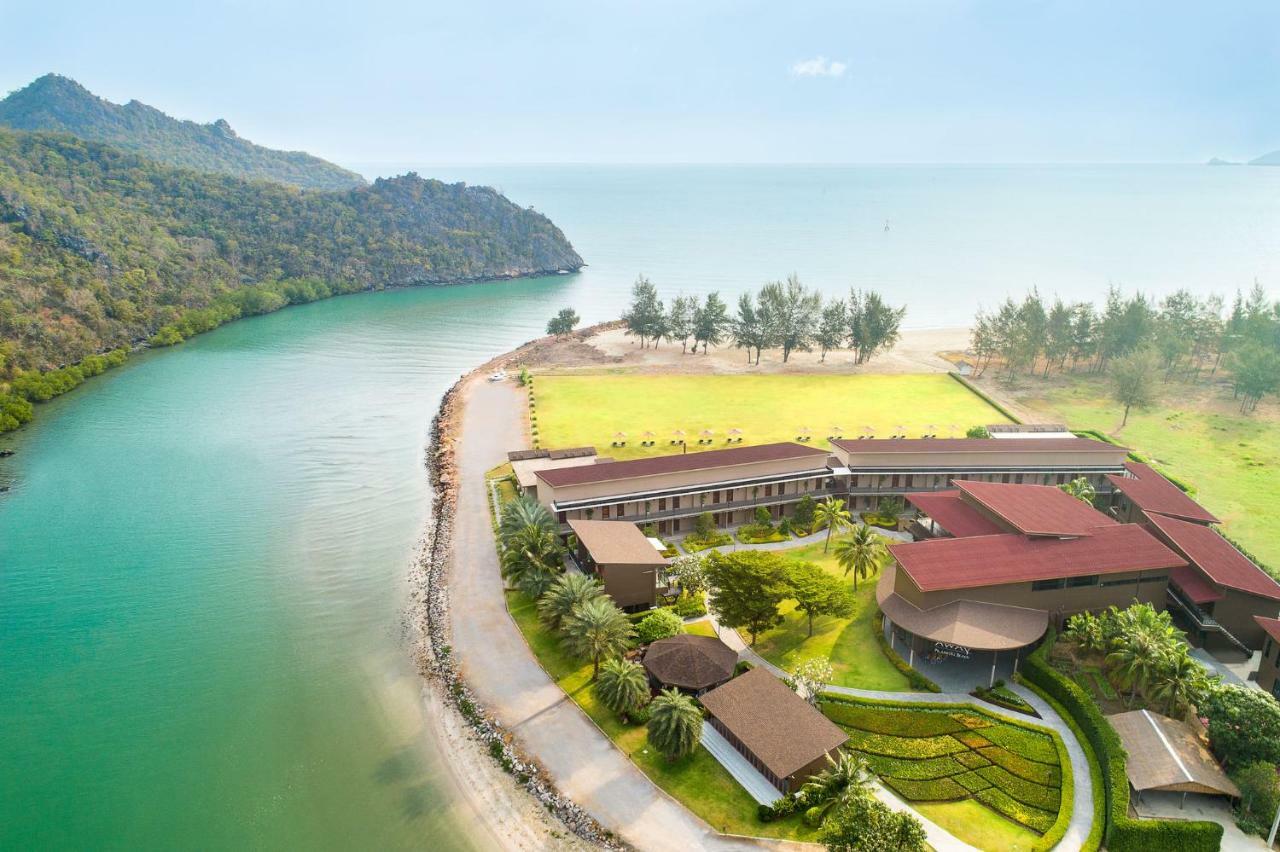 La Isla Pranburi Beach Resort Sam Roi Yot Exterior photo